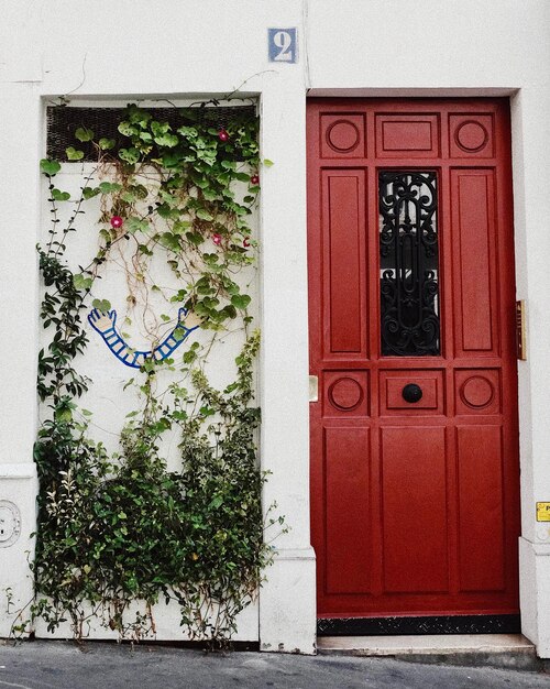 Porta fechada de uma casa em Paris