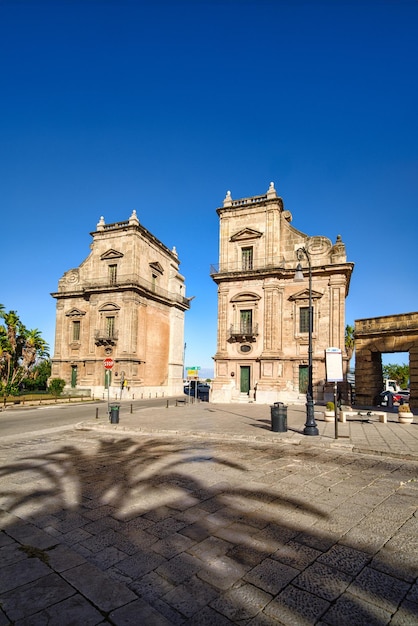 Foto porta felice em palermo