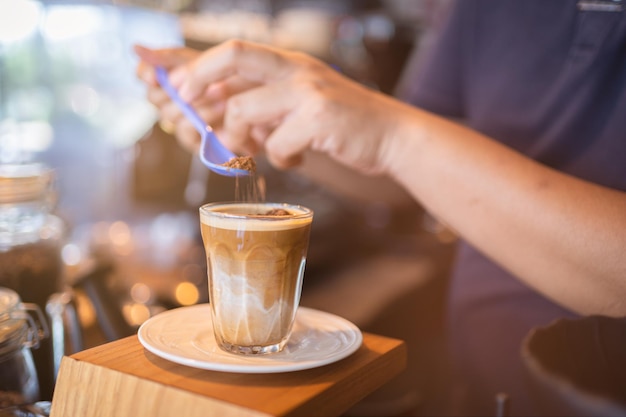 Porta-filtro de cafeteira com café útil como pano de fundo para café barista bar