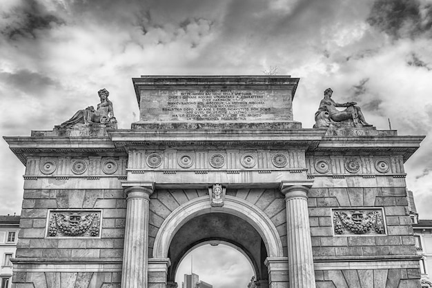 Porta Garibaldi, también conocida como puerta de la ciudad, punto de referencia icónico en Milán Italia