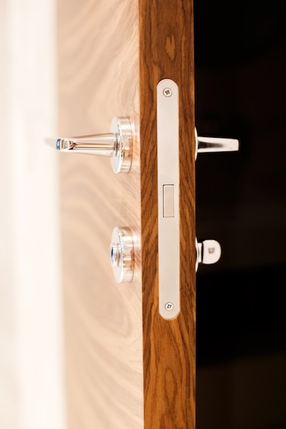 Foto porta interior de madeira com maçaneta fechada