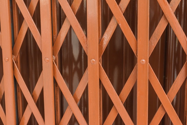 Foto porta laranja feita de aço, é um padrão que é usado com uma loja, estilo vintage