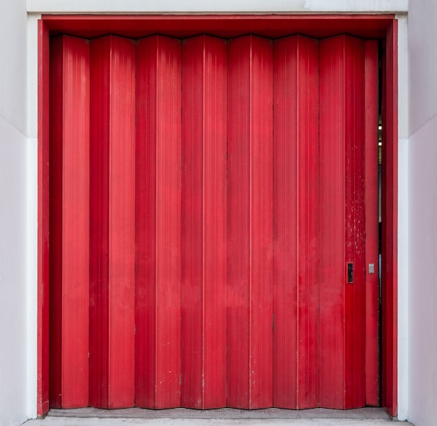 Porta listrada do obturador vermelho do armazém