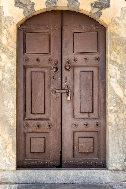 Porta marrom de madeira velha com fechadura