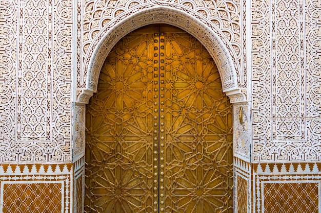 Porta marroquina tradicional dourada com decoração arabesca floral