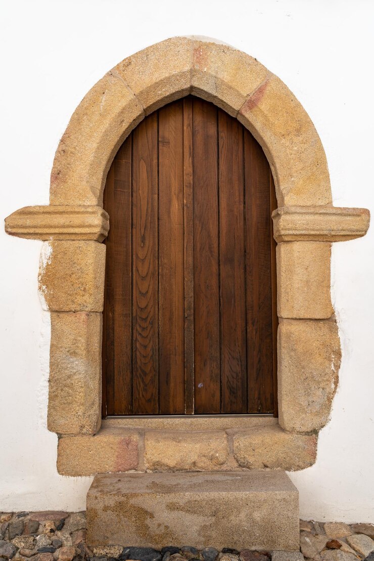 Foto porta medieval da sinagoga de castelo de vide em portugal.