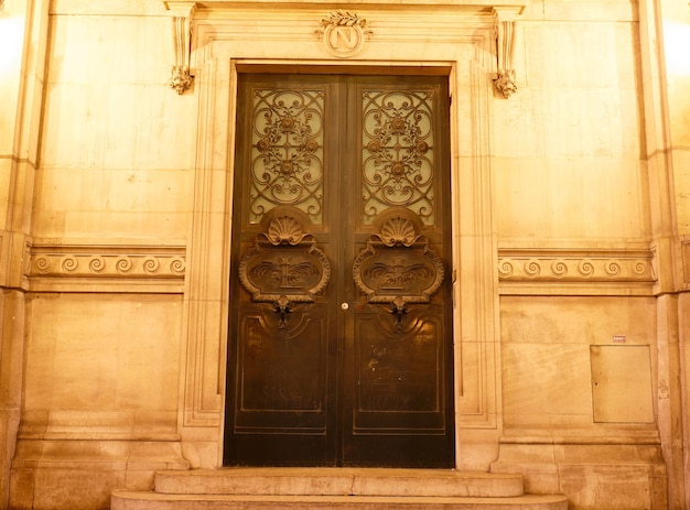 Porta ornamentada antiga em Paris típica de um antigo prédio de apartamentos