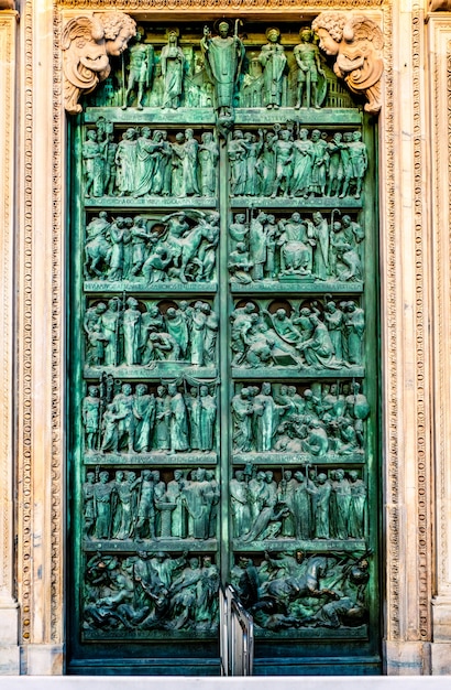 Porta ornamentada da catedral de milão