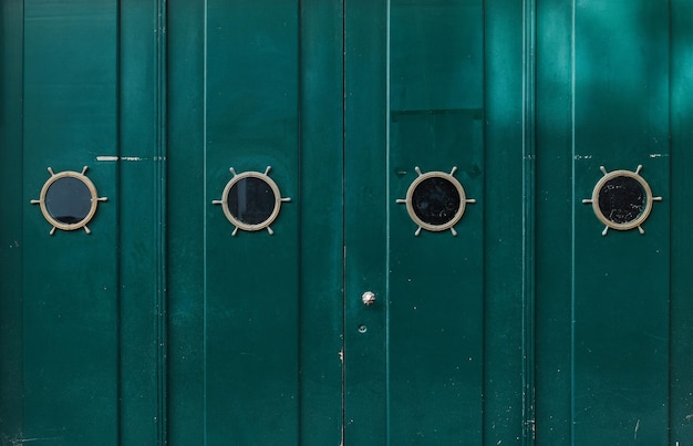 Porta pintada de madeira velha verde com textura de grunge de janelas para plano de fundo