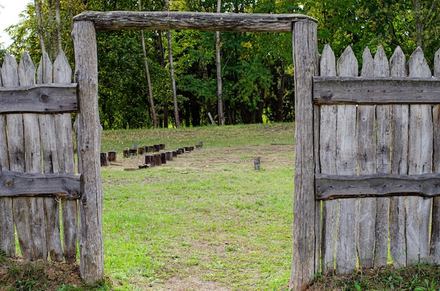 Foto porta resistida velha na parede de madeira de uma cabana antiga