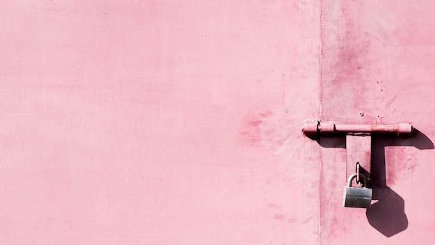 Foto porta rosa metálica enferrujada com teclado