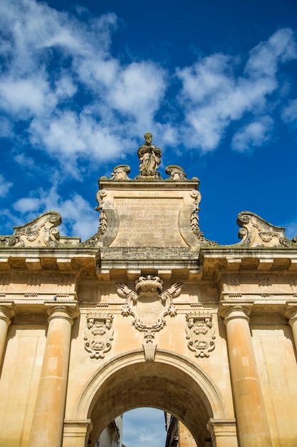 Porta San Biagio em Lecce, Itália