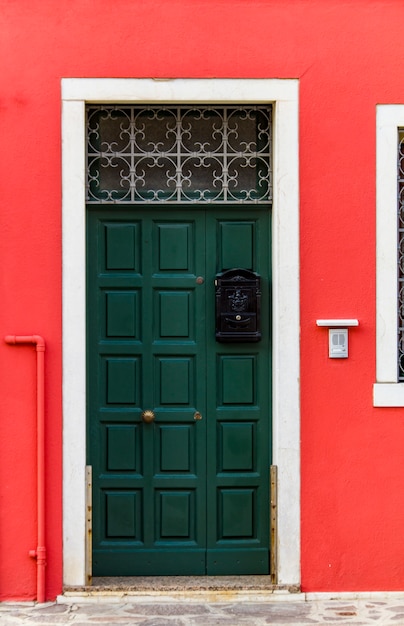 Foto porta tradicional velha no edifício colorido na ilha de burano, itália