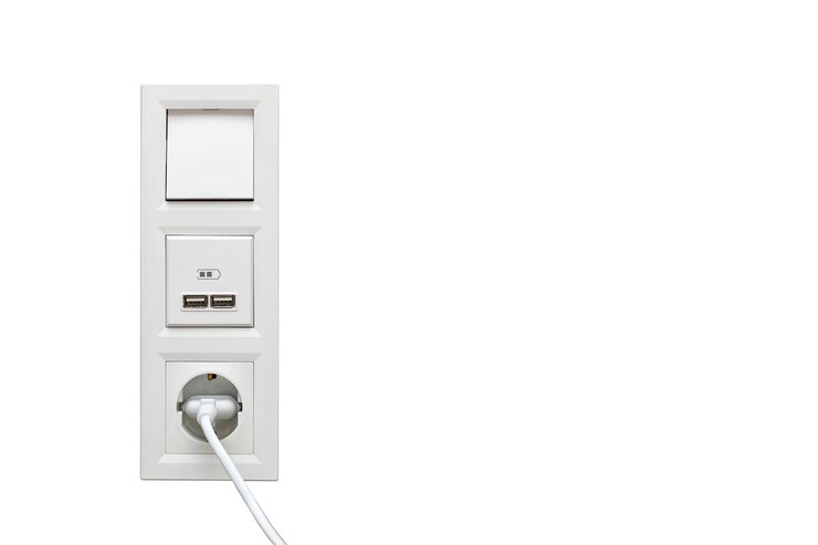 Foto porta usb, interruptor de luz, plugue de tomada de parede com usb incluído isolado no fundo branco.