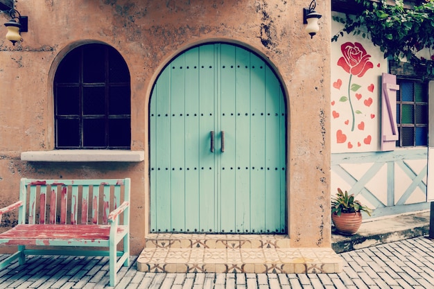 Porta velha e frente de cadeira de madeira da casa