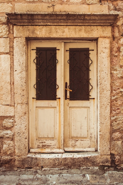 Porta velha em Budva - parte medieval da cidade, Montenegro