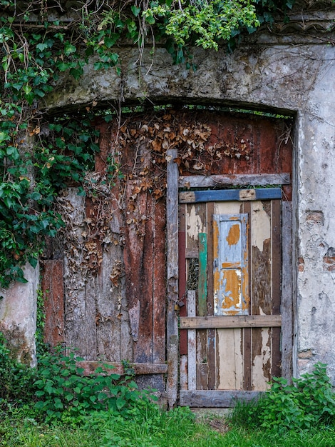 Porta velha muito deteriorada