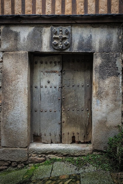 Porta velha na cidade histórica de Mogarraz.