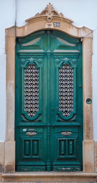 Foto porta verde nas ruas de faro.