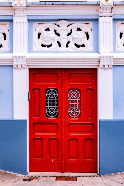 Porta vermelha de madeira vintage de uma vila espanhola