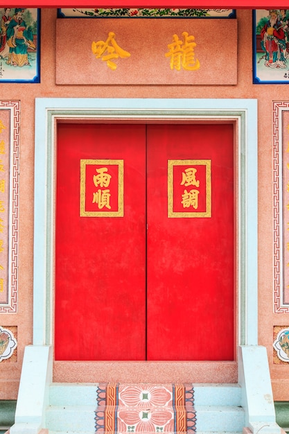 Porta vermelha do templo chinês na Tailândia