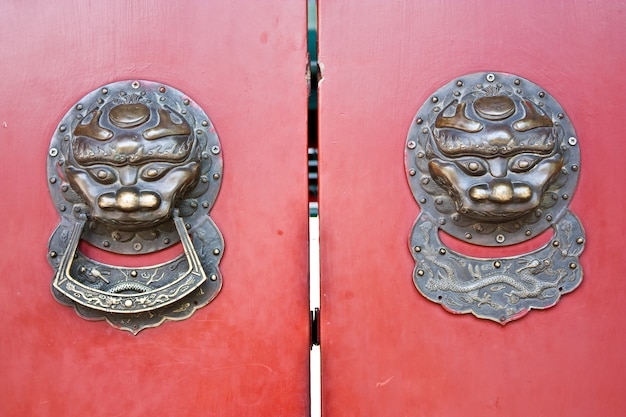 Porta vermelha na área de hutong, perto da cidade proibida, pequim, china