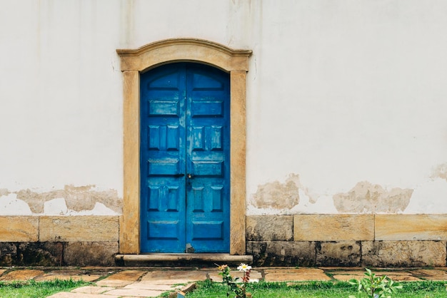 Porta vintage azul na histórica igreja em Ouro Preto Brasil