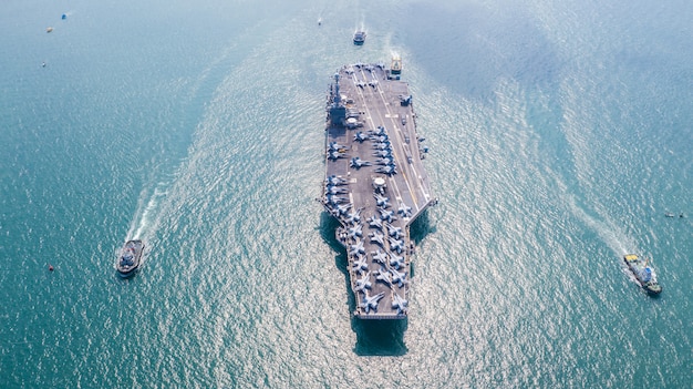 Foto portaaviones nuclear de la marina de guerra, portaaviones de la marina de guerra cargando aviones de aviones de combate cargados, vista aérea.