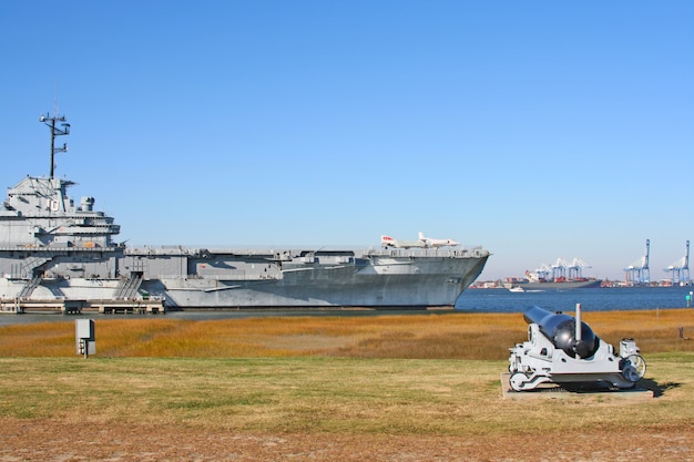 Foto portaaviones uss yorktown en charleston, carolina del sur, ee.uu.