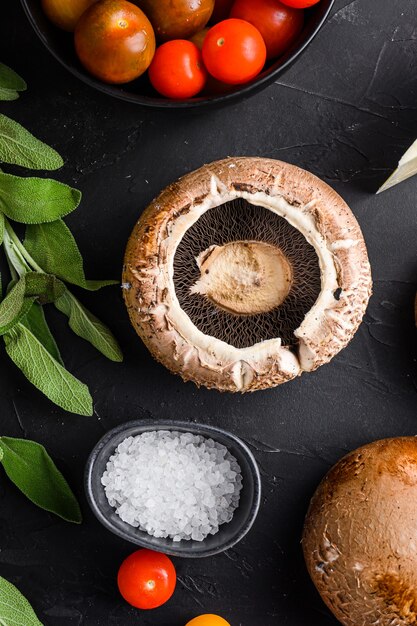 Portabello Pilze Zutaten zum Backen, Cheddar Käse und Salbei auf Schwarz