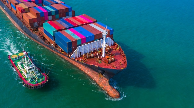 Foto portacontenedores que llegan al puerto, barco remolcador y portacontenedores que van al puerto marítimo profundo, negocios logísticos, importación, envío y transporte, vista aérea.