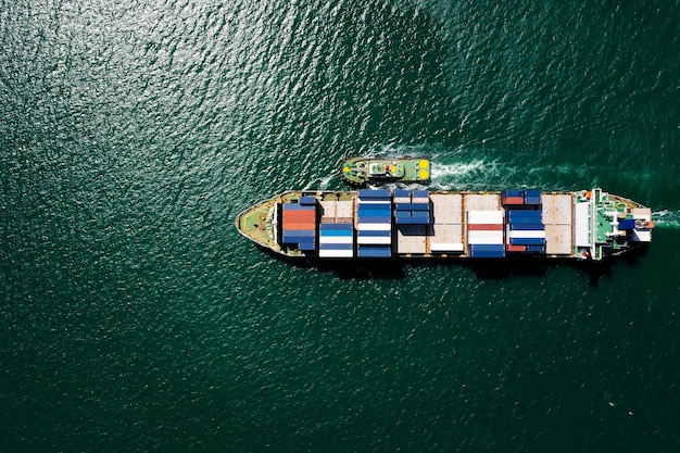 Portacontenedores de vista superior aérea navegando en el mar verde contenedor de velocidad completa para logística