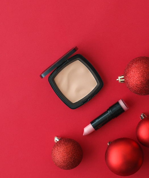 Portada de blog de moda de marca cosmética y producto de maquillaje y cosméticos de concepto de glamour femenino para marca de belleza promoción de venta de navidad fondo de flatlay rojo de lujo como diseño de vacaciones