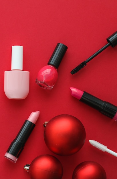 Portada de blog de moda de marca cosmética y producto de maquillaje y cosméticos de concepto de glamour femenino para marca de belleza promoción de venta de navidad fondo de flatlay rojo de lujo como diseño de vacaciones