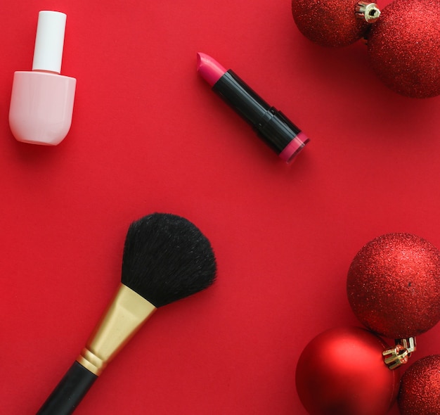 Portada de blog de moda de marca cosmética y producto de maquillaje y cosméticos de concepto de glamour femenino para marca de belleza promoción de venta de navidad fondo de flatlay rojo de lujo como diseño de vacaciones