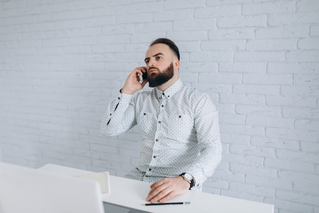 Portado hombre de negocios utilizando un teléfono inteligente