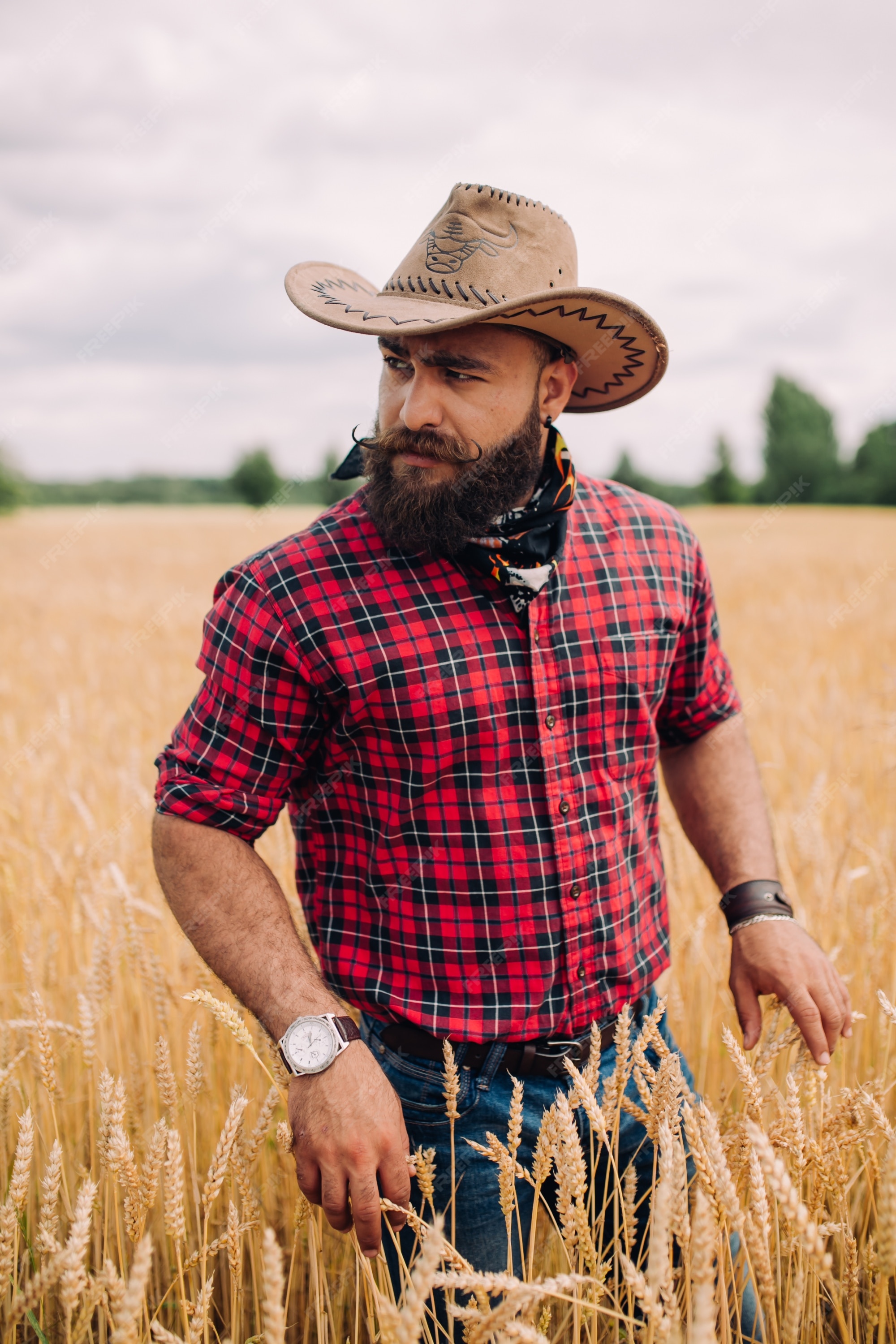 Portado hombre sombrero en un campo modelado | Foto Premium