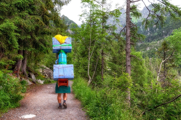 Portador de montaña con carga pesada