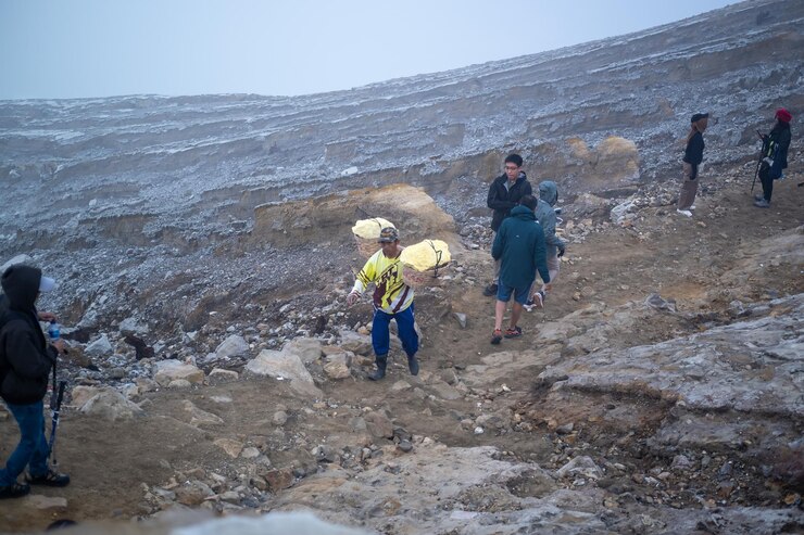 Portadores de piedras de azufre del cráter Ijen