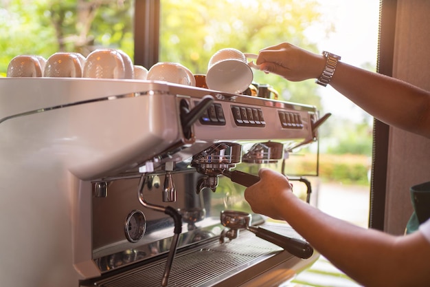 Portafiltro de cafetera con café Útil como fondo para cafetería barista bar