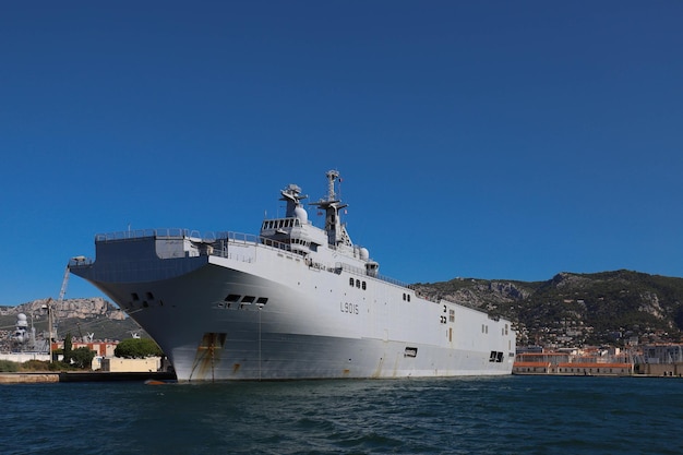 El portahelicópteros de asalto anfibio Dixmude atracó en la base naval francesa de Toulon Francia