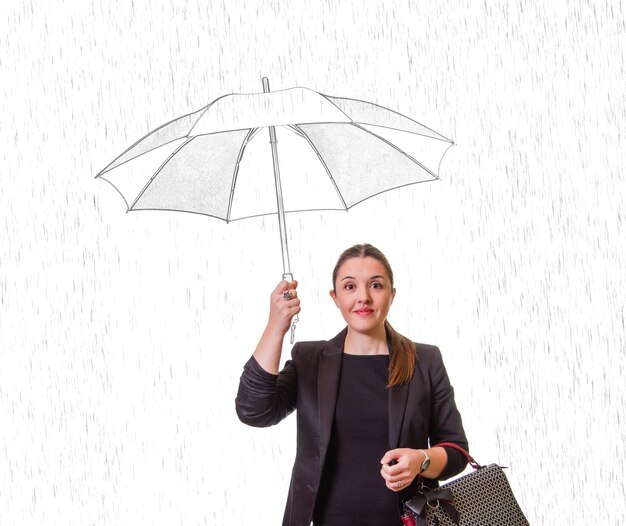 Portait de uma menina muito sorridente com desenho de guarda-chuva sob a chuva, isolado no fundo branco