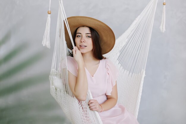 Portait de una joven y bella mujer sonriente con sombrero de verano