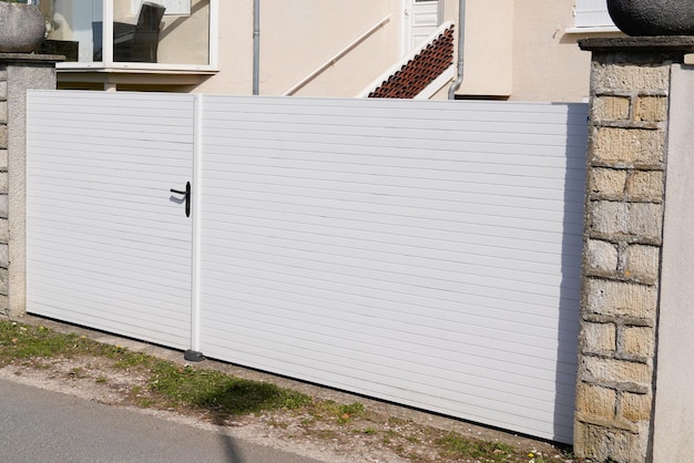 Portal de aluminio de puerta alta de acero blanco de casa suburbana