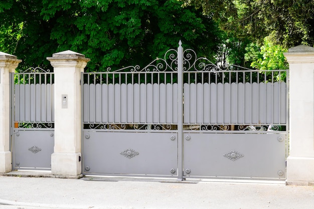 Portal antigo portão de casa de metal clássico cinza na entrada da porta de jardim de casa antiga clássica na frança europa