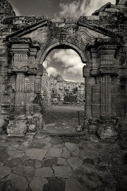 Portal de las antiguas ruinas jesuíticas de San Ignacio