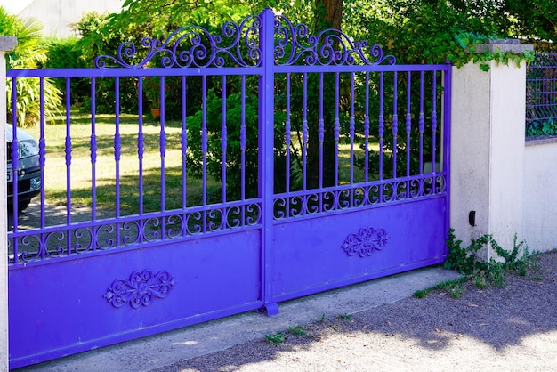 Portal azul clássico de aço antigo antigo estilo retrô portão clássico entrada de fachada em casa