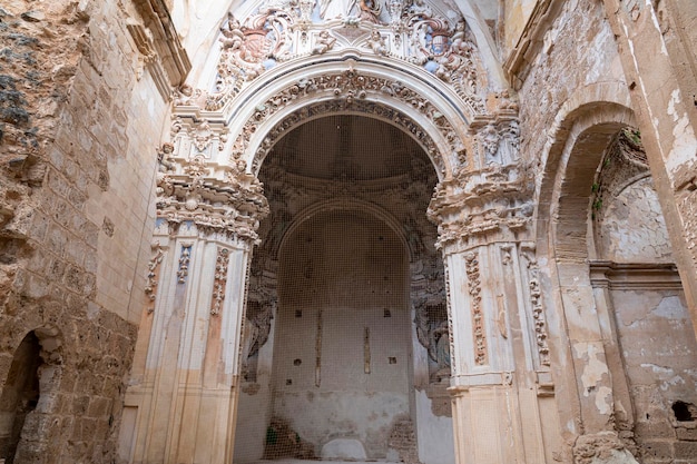 Portal barroco en las ruinas del Monasterio de Piedras