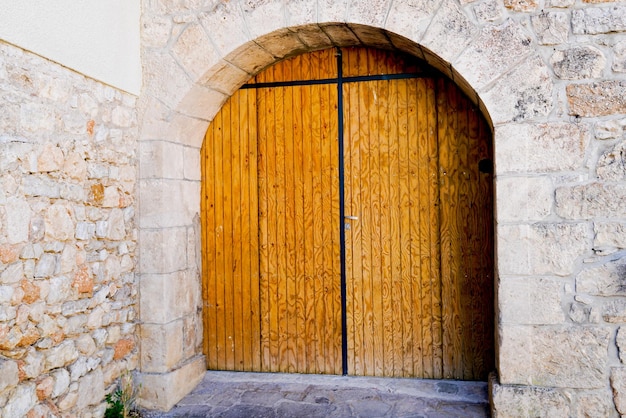 Portal de la casa de la puerta de la casa de la puerta del arco de entrada clásica fachada de piedras restauradas de lujo