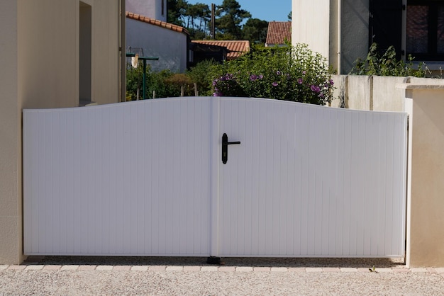 Portal de alumínio de portão branco completo clássico com design de lâminas de casa suburbana